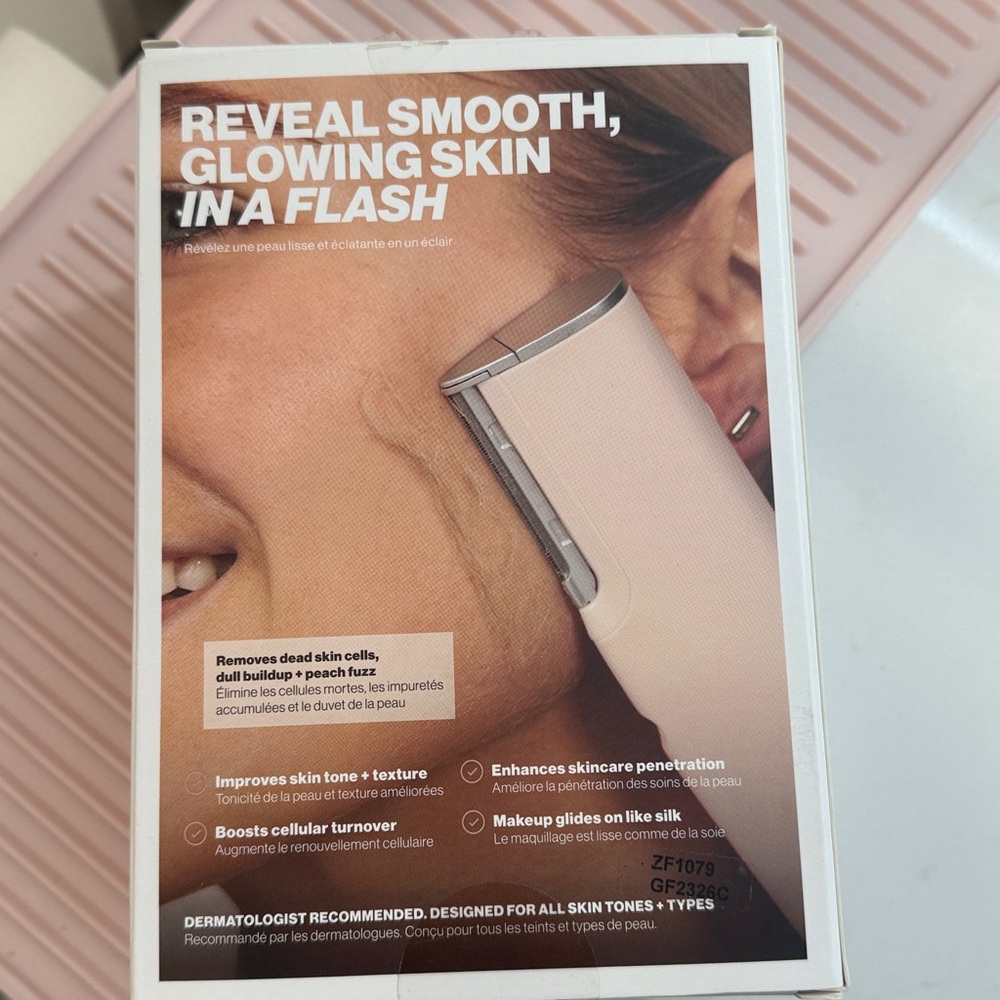 Dermaflash Luxe+ Sonic Dermaplaning Peach Fuzz Removal - Picture 3 of 6